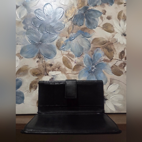 Gucci Black Embossed Leather Wallet - Picture 2 of 5